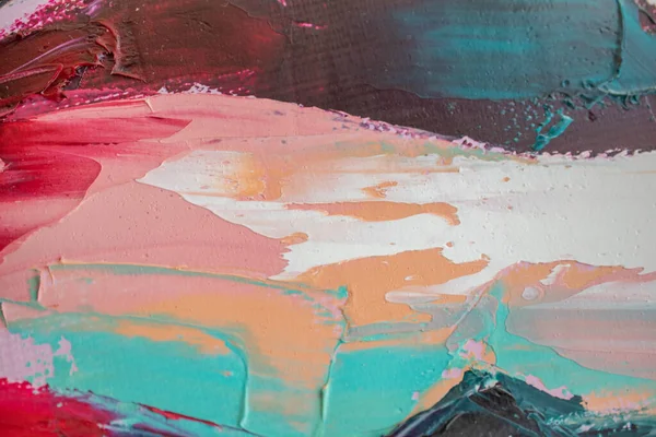 Çok renkli tonlarda yağlı boya. Yağlı boya ve palet bıçağıyla yapılmış bir resmin kavramsal yakın çekimi. Resim yağla boyanmış.. 