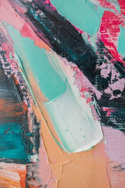 Çok renkli tonlarda yağlı boya. Yağlı boya ve palet bıçağıyla yapılmış bir resmin kavramsal yakın çekimi. Resim yağla boyanmış.. 