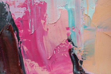 Çok renkli tonlarda yağlı boya. Yağlı boya ve palet bıçağıyla yapılmış bir resmin kavramsal yakın çekimi. Resim yağla boyanmış.. 