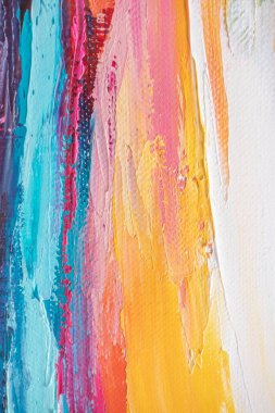 Arka plan akrilikle yazılmış. Renkli tonlarda boyamış. Yağlı boya ve palet bıçağıyla yapılmış bir resmin resmi..