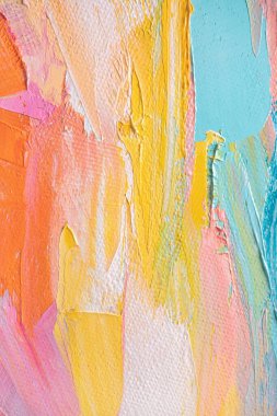 Arka plan akrilikle yazılmış. Renkli tonlarda boyamış. Yağlı boya ve palet bıçağıyla yapılmış bir resmin resmi..