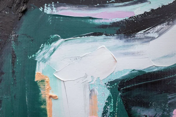 Conceptuele abstracte close-up van een schilderij met olieverf en paletmes op doek. Olieverf in veelkleurige tinten. Het beeld is geschilderd in olie. — Stockfoto