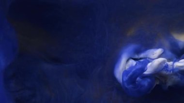 Mavi, sarı, suya yayılan altın rengi mürekkep. Renkli akrilik bulut soyut duman arka planı. Parıldayan sıvı hareketi. 