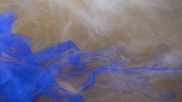 Inchiostro blu, giallo, oro che si diffonde nell'acqua. nuvola acrilico colorato astratto fumo sfondo. Movimento fluido glitter. — Video Stock