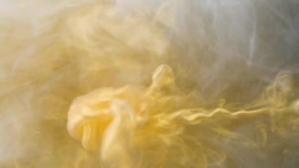 Inchiostro blu, giallo, oro che si diffonde nell'acqua. nuvola acrilico colorato astratto fumo sfondo. Movimento fluido glitter. — Video Stock