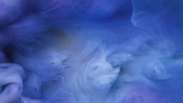 水の中に広がる青、黄色、金のインク。カラーアクリル雲抽象的な煙の背景。光る流体の動き. — ストック動画
