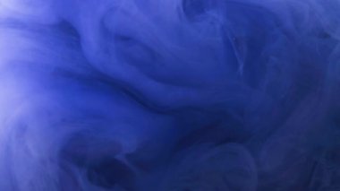 Mavi, sarı, suya yayılan altın rengi mürekkep. Renkli akrilik bulut soyut duman arka planı. Parıldayan sıvı hareketi. 