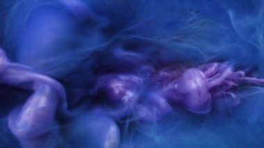 Mavi, sarı, suya yayılan altın rengi mürekkep. Renkli akrilik bulut soyut duman arka planı. Parıldayan sıvı hareketi. 