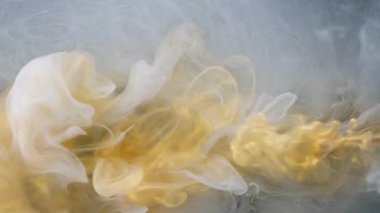 Mavi, sarı, suya yayılan altın rengi mürekkep. Renkli akrilik bulut soyut duman arka planı. Parıldayan sıvı hareketi. 