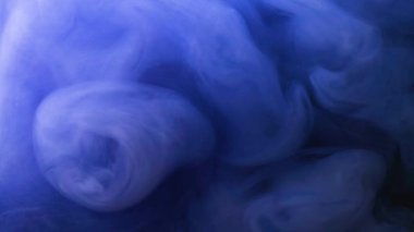 Mavi, sarı, suya yayılan altın rengi mürekkep. Renkli akrilik bulut soyut duman arka planı. Parıldayan sıvı hareketi. 