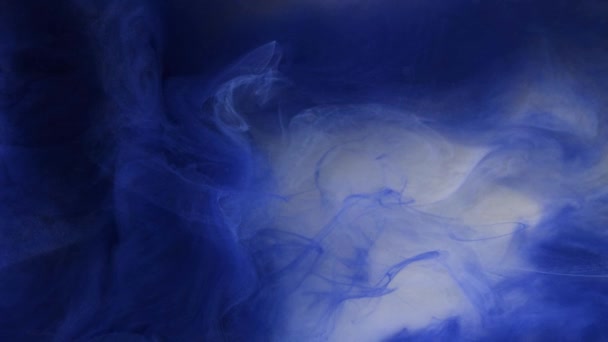 Tinta azul, amarilla y dorada esparciéndose en el agua. Nube acrílica de color fondo de humo abstracto. Movimiento fluido brillo. — Vídeo de stock