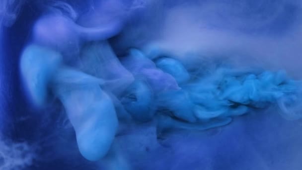 Blått, gult, guldbläck som sprider sig i vatten. Färgad akryl moln abstrakt rök bakgrund. Glitter vätskerörelse. — Stockvideo