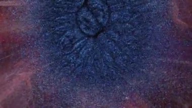 Parıldayan sıvı hareket. Işıltılı mavi sıvı boya kaplaması. Sessizleştirilmiş mürekkep tonlarından oluşan patlama hunisinin soyut grunge arkaplanı. Büyük patlama reaksiyonu mavi ve mor renklerde. 