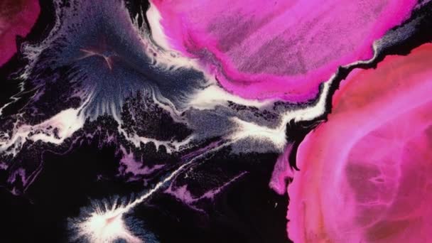 Różowa Farba Czarnym Tle Tworząca Abstrakcyjne Fale Psychodeliczne Chmury Artystyczne — Wideo stockowe