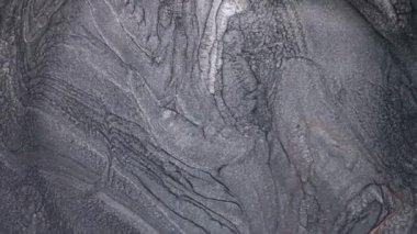 Hareket eden tek renkli gümüş parıldayan mürekkebin soyut sıvı grunge arka plan tasarımı. Lav akışı, eriyen ve kaynayan metaller, gümüş, alüminyum, altın, platin. Kimyasalın makro videosu