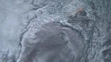 Soyut sıvı doku resmi gümüş, siyah, bronz ve mavi mürekkepli alkol mürekkebiyle yaratıldı. Hareket grafikleri ve görsel efektler için inanılmaz boya arkaplanı. 