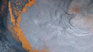 Soyut sıvı doku resmi gümüş, siyah, bronz ve mavi mürekkepli alkol mürekkebiyle yaratıldı. Suyun hareketini, gümüş parıldayan dalgaları ve metallerin erimesini hatırlatıyor. İnanılmaz bir resim.