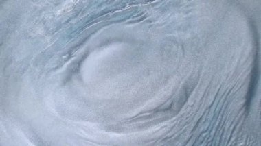 Soyut sıvı doku resmi gümüş, siyah, bronz ve mavi mürekkepli alkol mürekkebiyle yaratıldı. Suyun hareketini, gümüş parıldayan dalgaları ve metallerin erimesini hatırlatıyor. İnanılmaz bir resim.