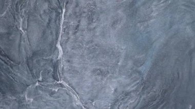 Soyut sıvı doku resmi gümüş, siyah, bronz ve mavi mürekkepli alkol mürekkebiyle yaratıldı. Hareket grafikleri ve görsel efektler için inanılmaz boya arkaplanı. 