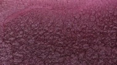 Soyut sıvı sanat arka planı, metalik parlak pembe su, büyülü parıltı nehri ya da şarap renkli fantezi okyanus dalgaları. Parlak ve yanardöner inci parçacıklarının hareketinin makro videosu