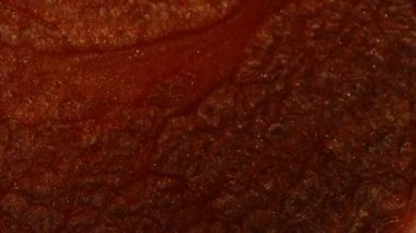 Grunge arkaplan sıvısı, parlak alkol mürekkebi ile soyutlanmış kırmızı su, nehir akışı, köpüklü şarap rengi okyanus dalgaları. Kırmızı ve gümüş boyanın makro videosu. Şaşırtıcı.