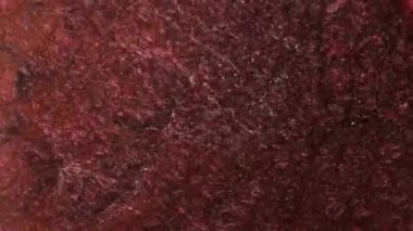 Grunge arkaplan sıvısı, parlak alkol mürekkebi ile soyutlanmış kırmızı su, nehir akışı, köpüklü şarap rengi okyanus dalgaları. Kırmızı ve gümüş boyanın makro videosu. Şaşırtıcı.