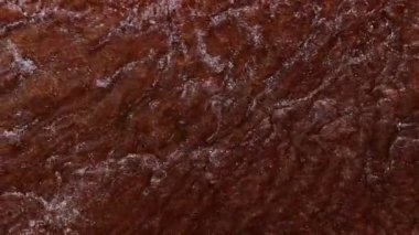 Grunge arkaplan sıvısı, parlak alkol mürekkebi ile soyutlanmış kırmızı su, nehir akışı, köpüklü şarap rengi okyanus dalgaları. Kırmızı ve gümüş boyanın makro videosu. Şaşırtıcı.