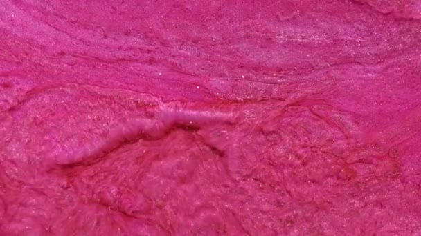 抽象的流体艺术背景 闪耀的水波 鲜活的粉色水 宏观视频中闪烁着金黄珍珠颗粒在烟熏酒精油墨中的运动 高质量的视频设计 — 图库视频影像