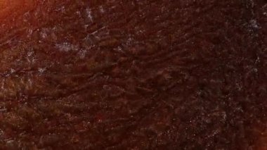 Grunge arkaplan sıvısı, parlak alkol mürekkebi ile soyutlanmış kırmızı su, nehir akışı, köpüklü şarap rengi okyanus dalgaları. Kırmızı ve gümüş boyanın makro videosu. Şaşırtıcı.