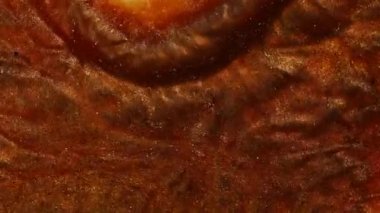 Bakır, demir ve pas renginde sıvı. Sudaki parlak pigmentler dalgalarda titreşir. Soyut bronz rengini nehrin rengine boyardı. Makro görüntüyü kapat. Mürekkep suyun altında dönüyor. Kimyasal