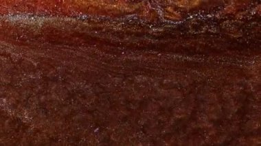 Grunge arkaplan sıvısı, parlak alkol mürekkebi ile soyutlanmış kırmızı su, nehir akışı, köpüklü şarap rengi okyanus dalgaları. Kırmızı ve gümüş boyanın makro videosu. Şaşırtıcı.