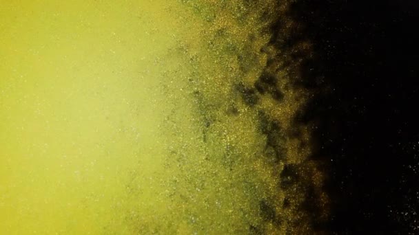 抽象的液体艺术背景 闪闪发光的浅绿色波浪 一个宏观视频的运动闪亮的和闪光的银粉在缓慢流动的石灰绿色墨水涂料 — 图库视频影像