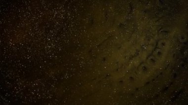 Soyut sıvı sanatsal arka plan, parlak yeşil su dalgaları. Parlak ve yanardöner gümüş parçacıklarının limon yeşili boya akışının makro bir videosu. Yüksek