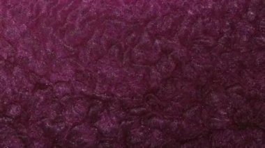 Soyut sıvı sanat arka planı, metalik parlak pembe su, büyülü parıltı nehri ya da şarap renkli fantezi okyanus dalgaları. Parlak ve yanardöner inci parçacıklarının hareketinin makro videosu