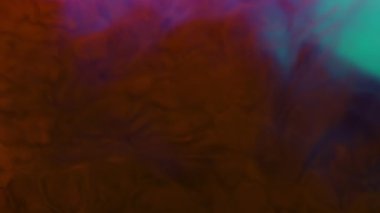 Grunge sıvı sanat arka planında parlak renkli alkol mürekkebi kıvrımlı kırmızı duman veya su bulutları, nehir akışı yaratıyor. Su altında dönen kırmızı ve turkuaz mürekkebin makro videosu. Soyutlama