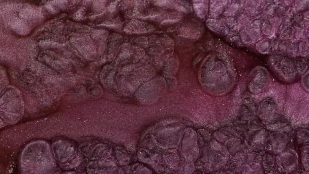 油墨研磨背景融化玫瑰金 宏观视频中的闪光和闪光的珍珠母质颗粒的运动 美丽的液体艺术 金属光泽水 粉色熔岩 高质量的 — 图库视频影像