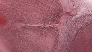 Grunge arkaplan sıvısı, parlak alkol mürekkebi ile soyutlanmış kırmızı su, nehir akışı, köpüklü şarap rengi okyanus dalgaları. Kırmızı ve gümüş boyanın makro videosu. Şaşırtıcı.