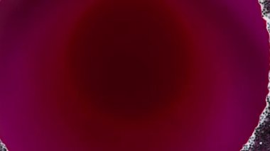 Soyut grunge arkaplan tasarımı ve canlı pembe mürekkep. Petri kabındaki boyanın kimyasal reaksiyonunun makro videosu. Genişleyen evrenin güzel sıvı uzay video sanatı, hareket için uygundur.