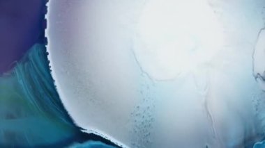 Beyaz ve mavi alkol mürekkebi ile soyut grunge arka plan tasarımı. Petri kabındaki boyanın kimyasal reaksiyonunun makro videosu. Genişleyen evrenin güzel sıvı uzay video sanatı, uygun