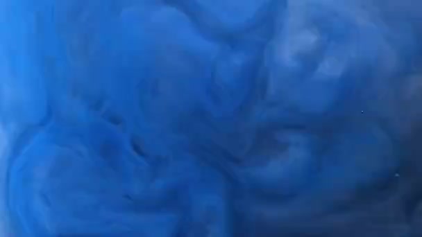 Біле Чорнило Поширюється Воді Чорному Тлі Блискучий Рух Рідини Кольоровий — стокове відео