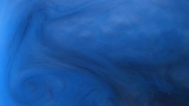 Siyah arka planda beyaz mürekkep suya yayılıyor. Parıldayan sıvı hareketi. Renkli akrilik bulut soyut duman arkaplanı. 