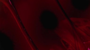 Alkol mürekkebi pembe ve beyaz olarak soyut sanatsal tasarım. Bir petri kabındaki boyanın kimyasal reaksiyonunun makro bir videosu vücudun biyolojik süreçlerine dalma yanılsaması yaratır.