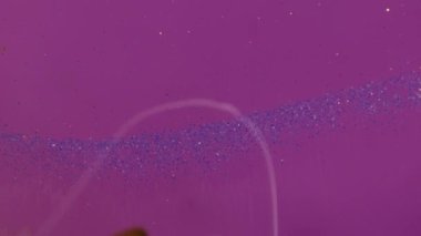 Meditasyon akışkan video sanatı yeşil, pembe ve beyaz alkol mürekkebi ile güzel bir soyut sanat arkaplanı yaratır. Makro boya hareketi videosu. Yumuşak ve nazik renk bir boya dalgasıyla değişir.