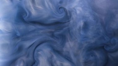 Siyah arka planda beyaz mürekkep suya yayılıyor. Parıldayan sıvı hareketi. Renkli akrilik bulut soyut duman arkaplanı. 