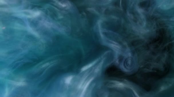 白色墨水在水里涂在黑色的背景上 闪光的流体运动 彩色丙烯酸云抽象烟幕背景 — 图库视频影像