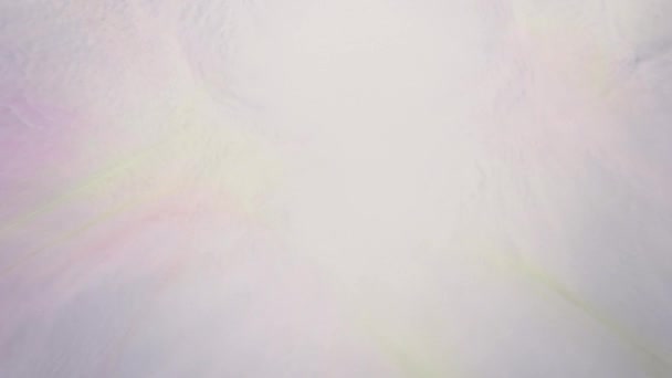 白アルコールインクで抽象芸術的なデザイン ペトリ皿の塗料の剥離の化学反応のマクロビデオは 白い光の波 空を飛ぶのサイケデリックな幻想を作成します — ストック動画