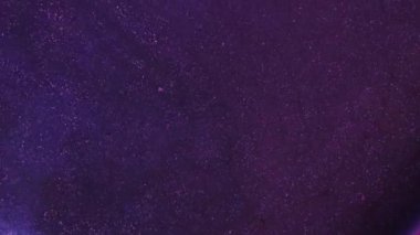 İnanılmaz soyut üç boyutlu doku. Sanatsal arka plan. Parçacıkların uçuşunu sağlayan boya mürekkebi. Güzel gümüş parıldayan bulutlarla dönen koyu mor sıvı. Parıltı tozu yavaşça hareket eder