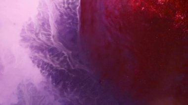 Soyut akışkan sanat geçmişi. Kan nakli, alkol akışı, mürekkep sıvısı. Pembe, mor ve kırmızı suyun video sanatı. Burgundy parlak, parıldayan okyanusun doğal dalgalarının etkisi. Nehir