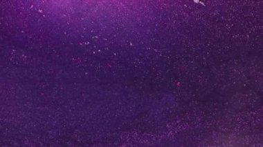 İnanılmaz soyut üç boyutlu doku. Sanatsal arka plan. Parçacıkların uçuşunu sağlayan boya mürekkebi. Güzel gümüş parıldayan bulutlarla dönen koyu mor sıvı. Parıltı tozu yavaşça hareket eder