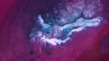 Soyut grunge sıvı sanat arka planı. Mürekkep kaynamasının kimyasal reaksiyonu. Pembe ve turkuaz suyun üzerinde dalgalar taşar. Dönen mor boya. Mistik girdap. Alışılmadık makro video